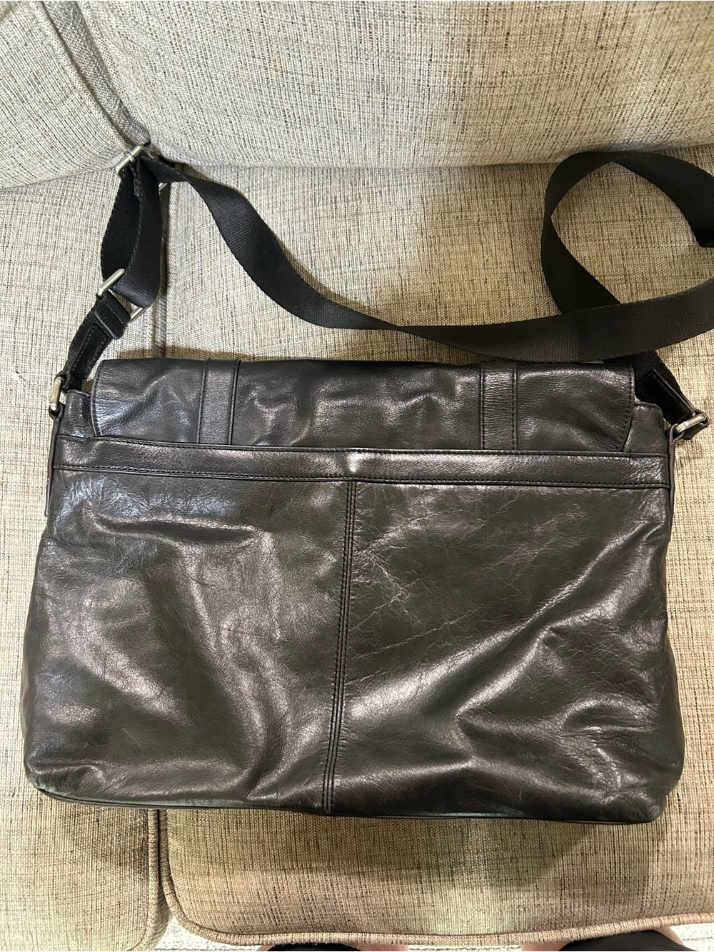 Fossil Black Leather Messenger Bag with Magnetic Closure - Picture 2 of 3